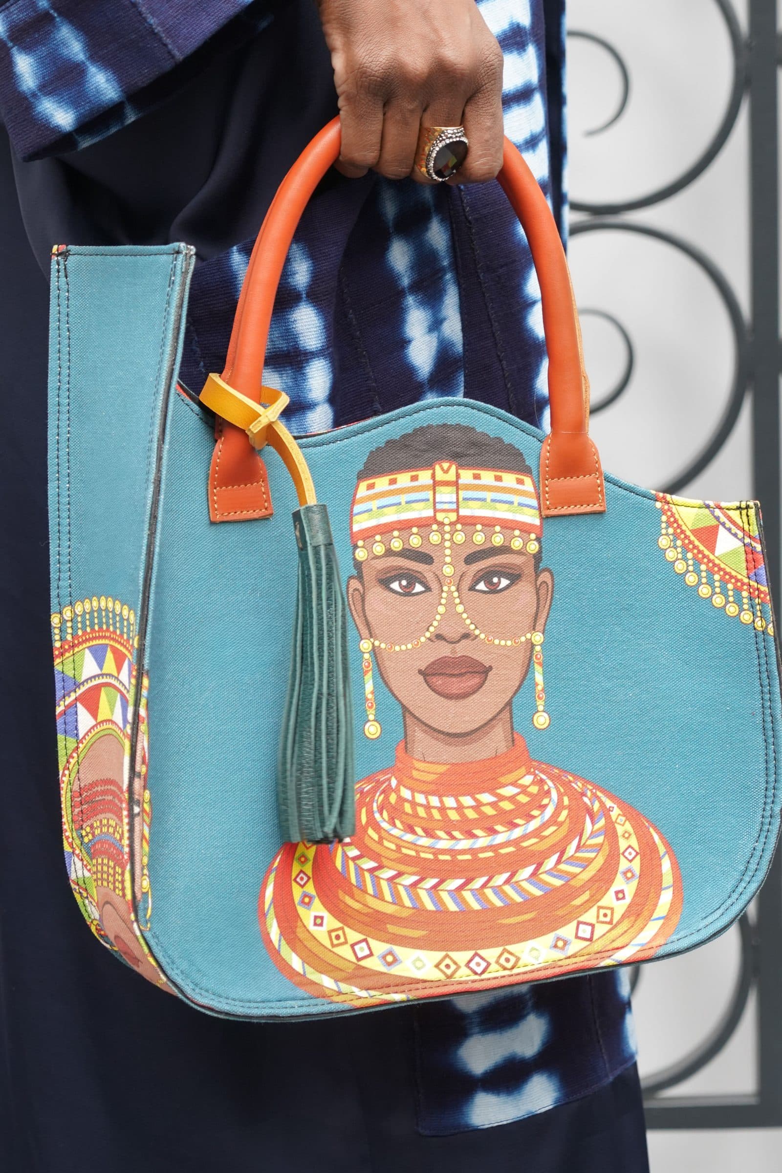 Un portrait de femme peint à la main sur un sac