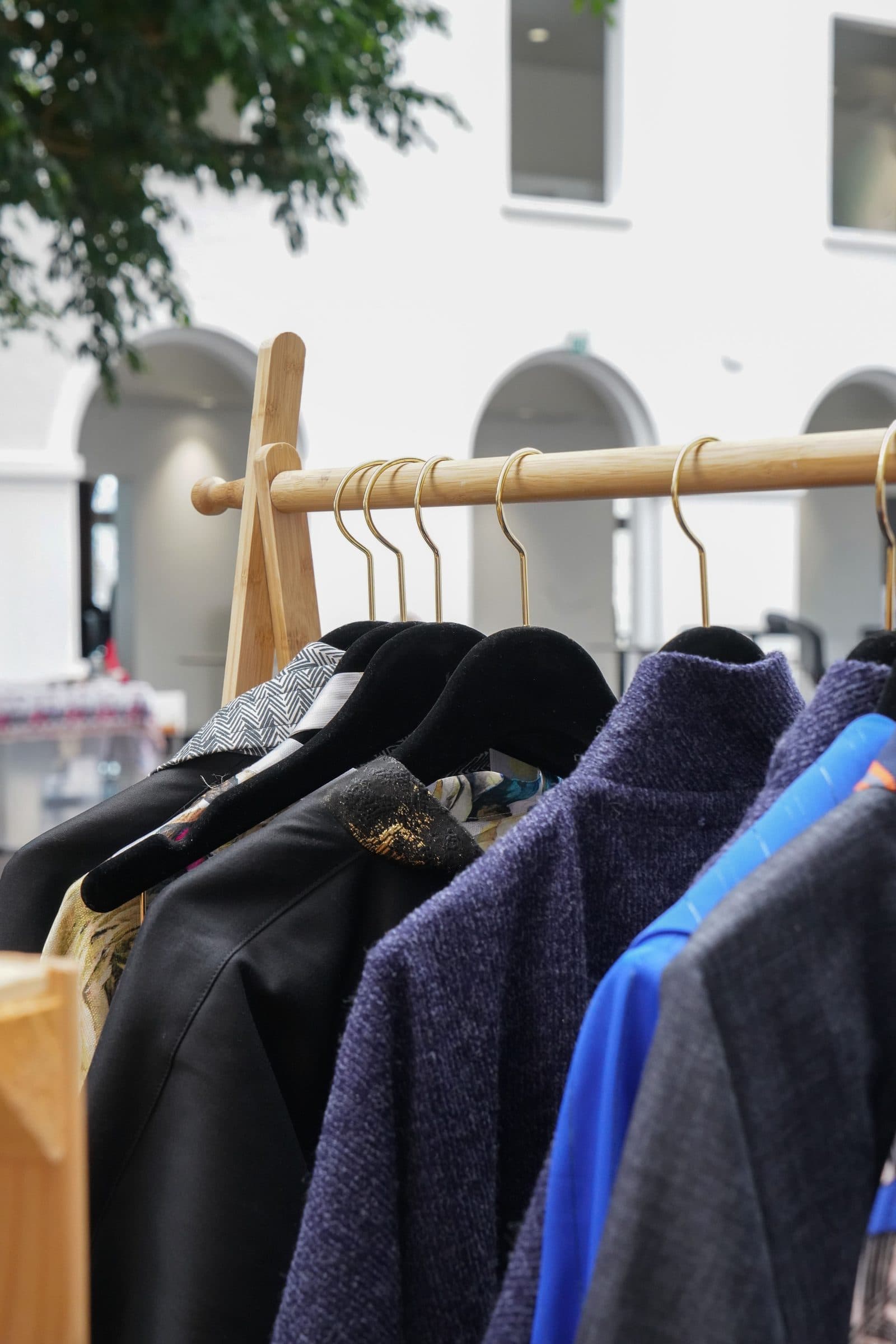 Un portant de vestes, à la boutique